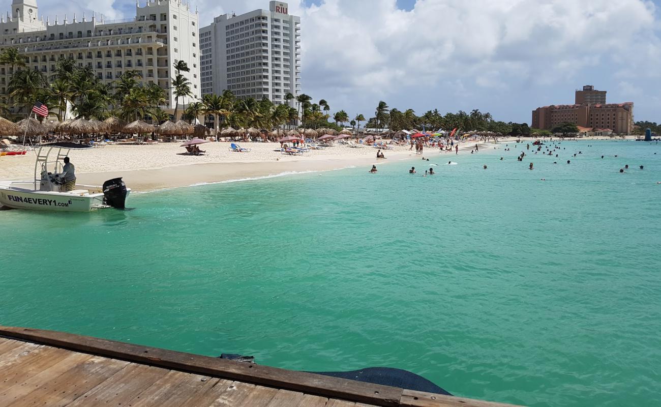 Hilton Aruba Plajı'in fotoğrafı i̇nce beyaz kum yüzey ile
