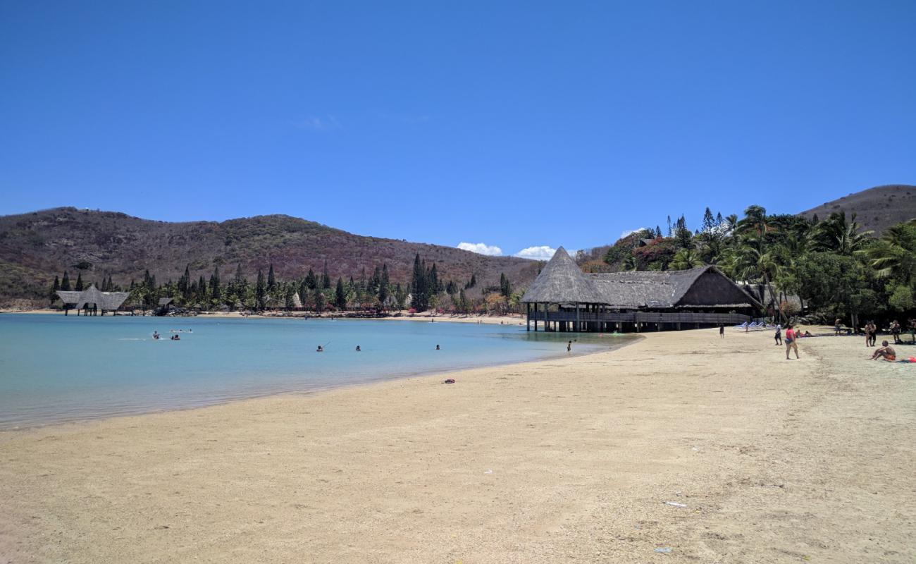 Kuendu Beach'in fotoğrafı parlak kum ve kayalar yüzey ile