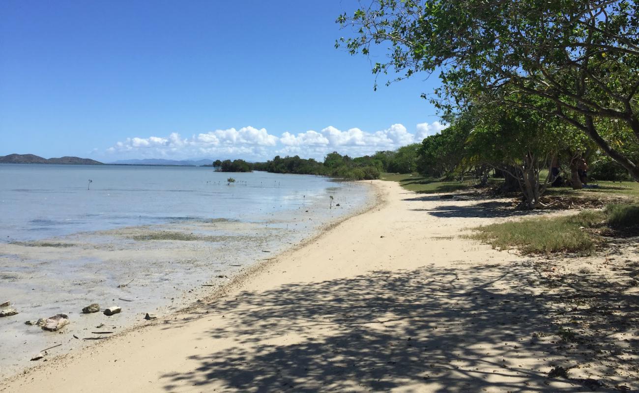 Ouano Beach'in fotoğrafı bej kum ve kayalar yüzey ile