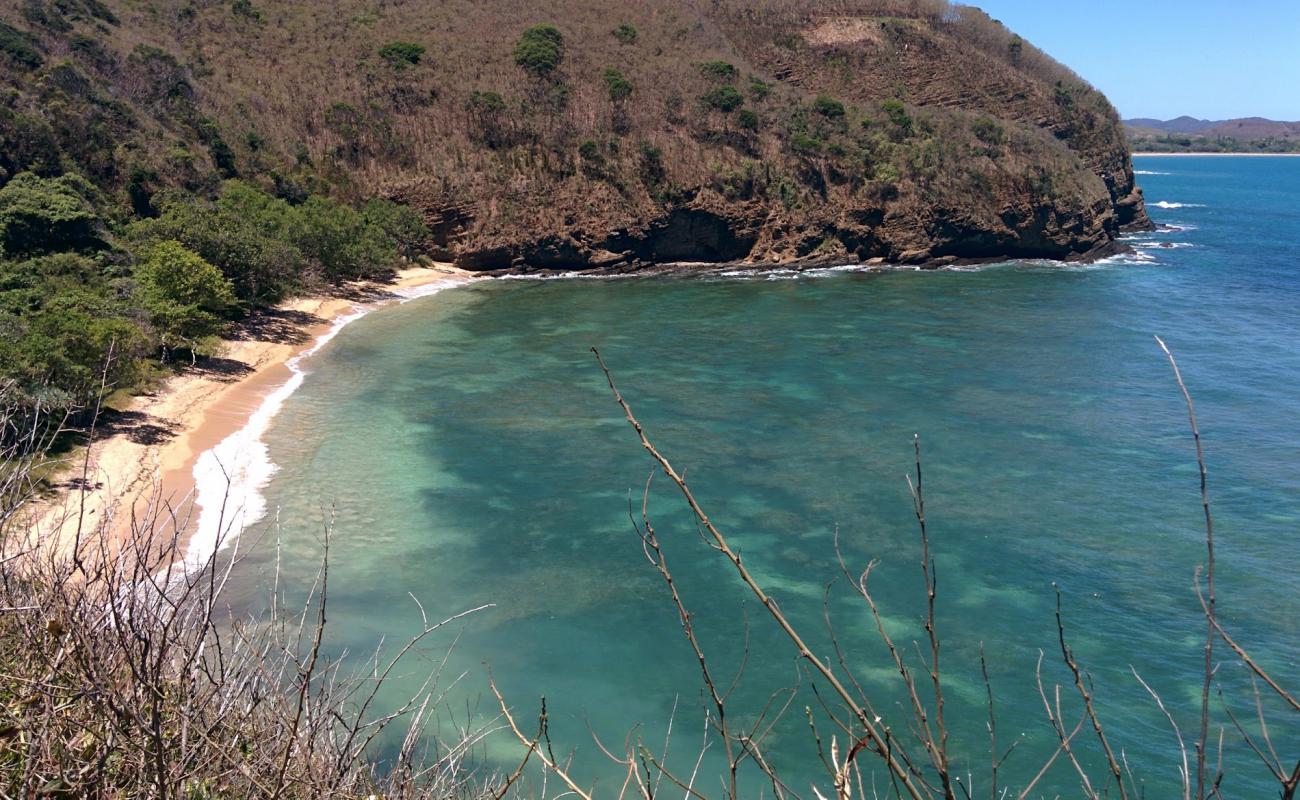 Baie des amoureux'in fotoğrafı bej kum ve kayalar yüzey ile