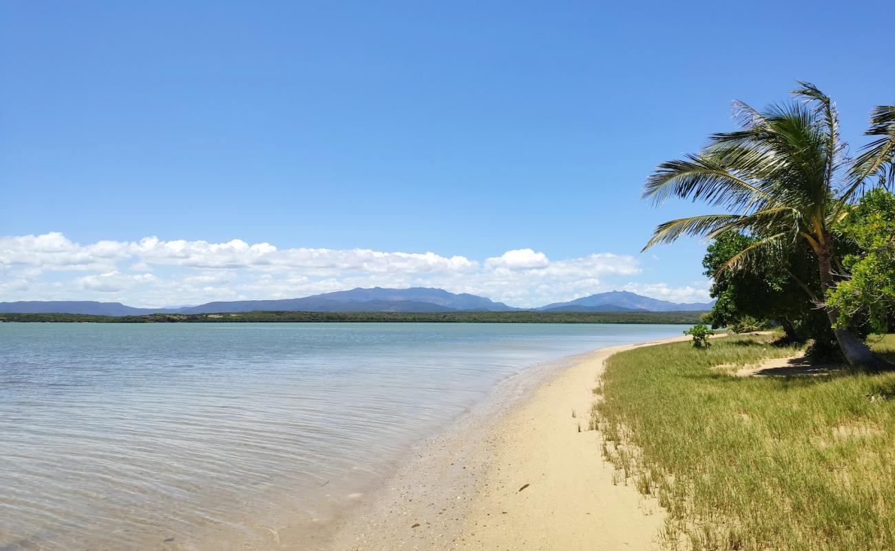 Plage Bobby'in fotoğrafı açık bej kum yüzey ile