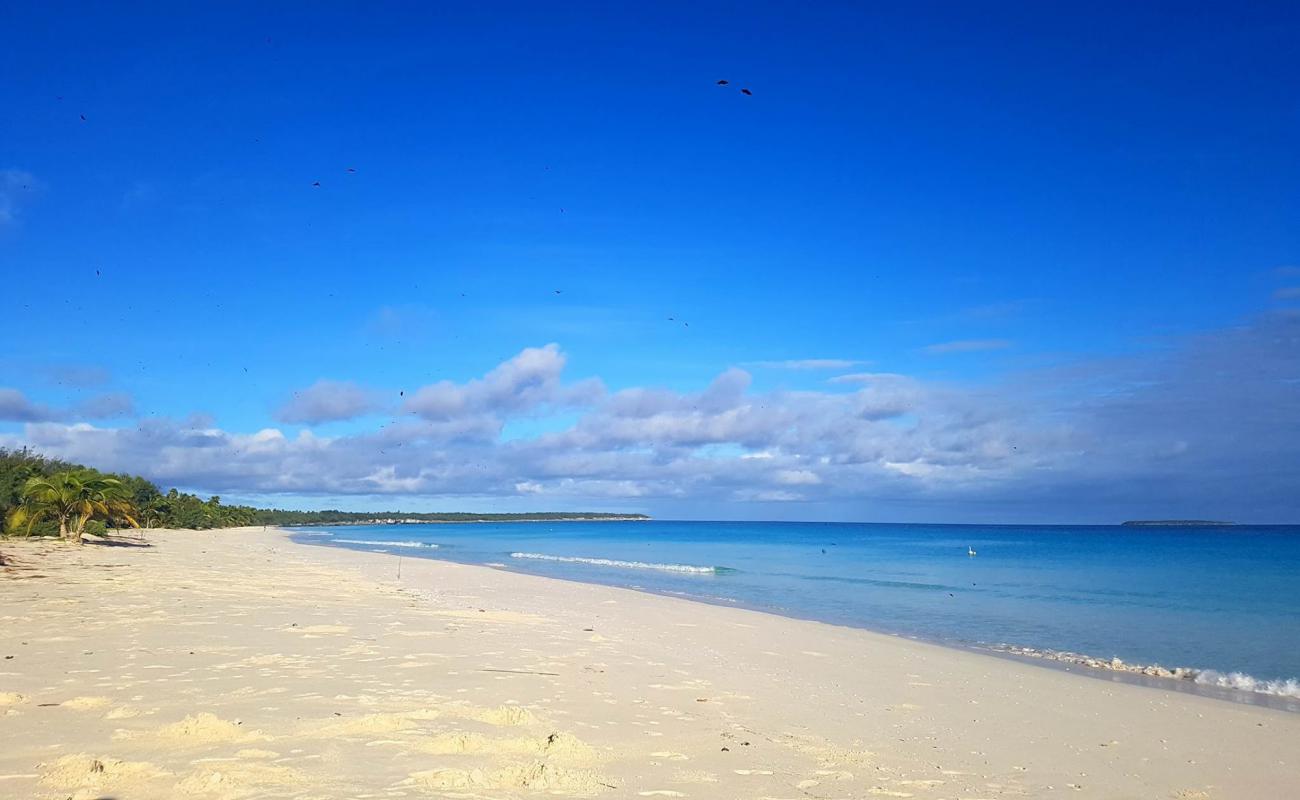 Mouli Beach'in fotoğrafı beyaz kum yüzey ile