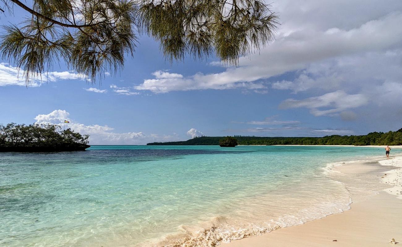 Luengoni Beach'in fotoğrafı i̇nce beyaz kum yüzey ile