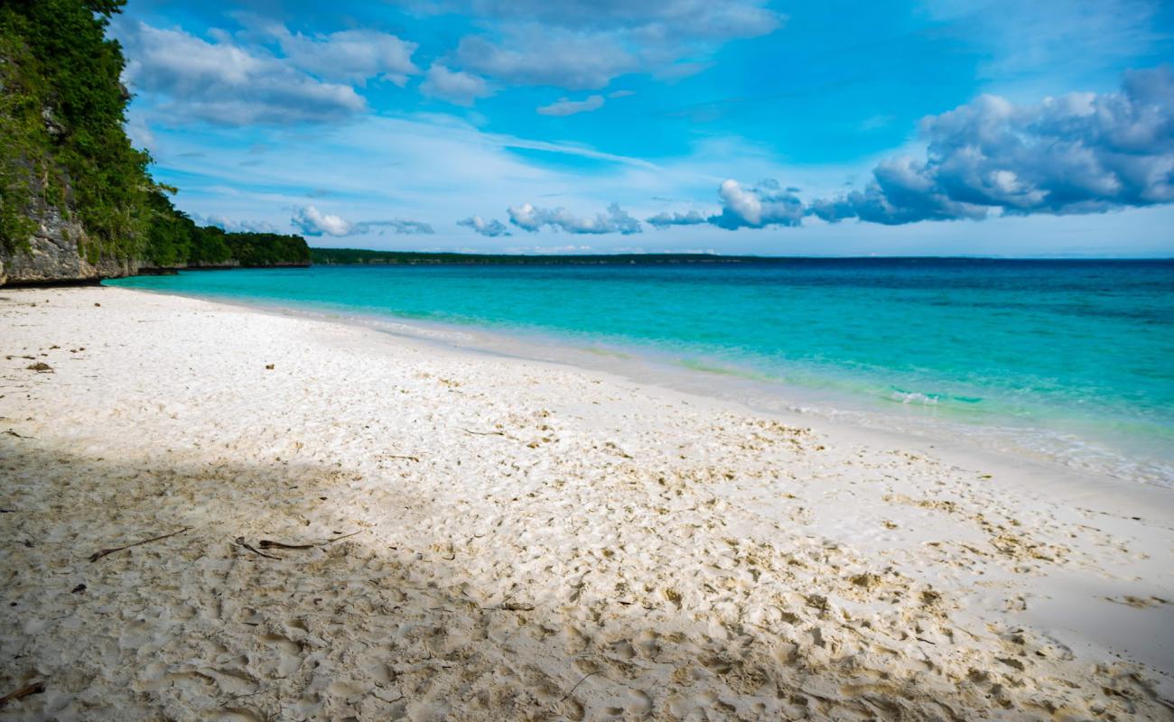 Easo Beach'in fotoğrafı beyaz kum yüzey ile