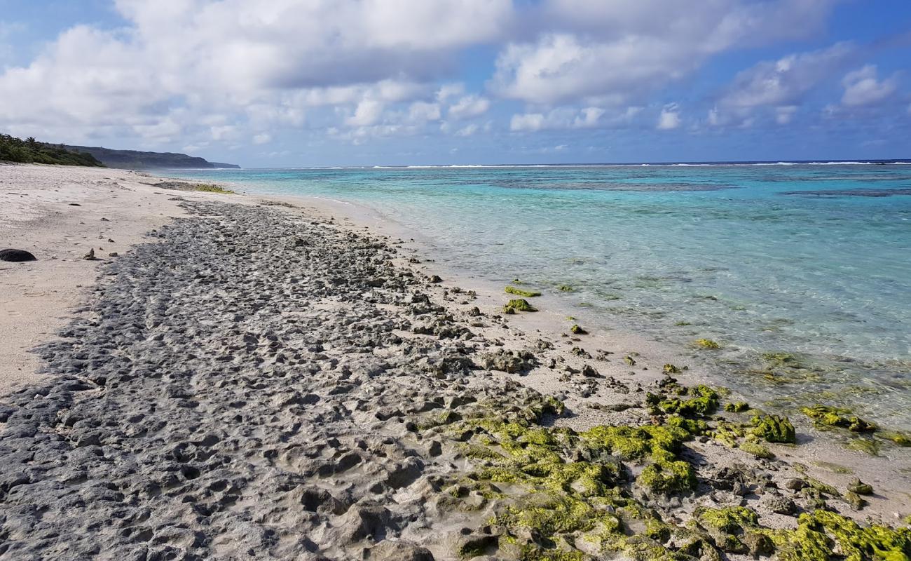 Patho Beach'in fotoğrafı beyaz kum yüzey ile