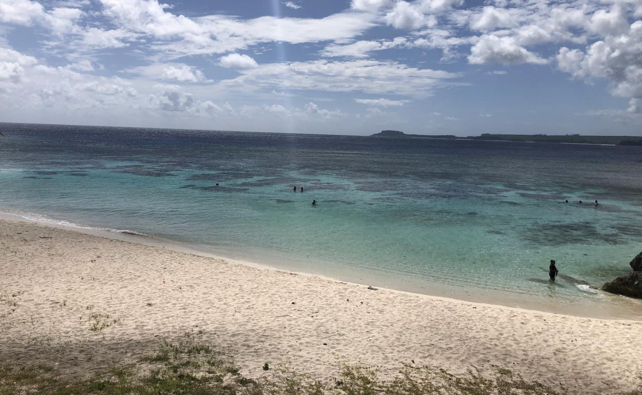 Eni Beach'in fotoğrafı beyaz kum yüzey ile