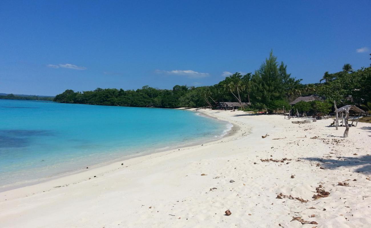 Port Olry Beach'in fotoğrafı beyaz kum yüzey ile