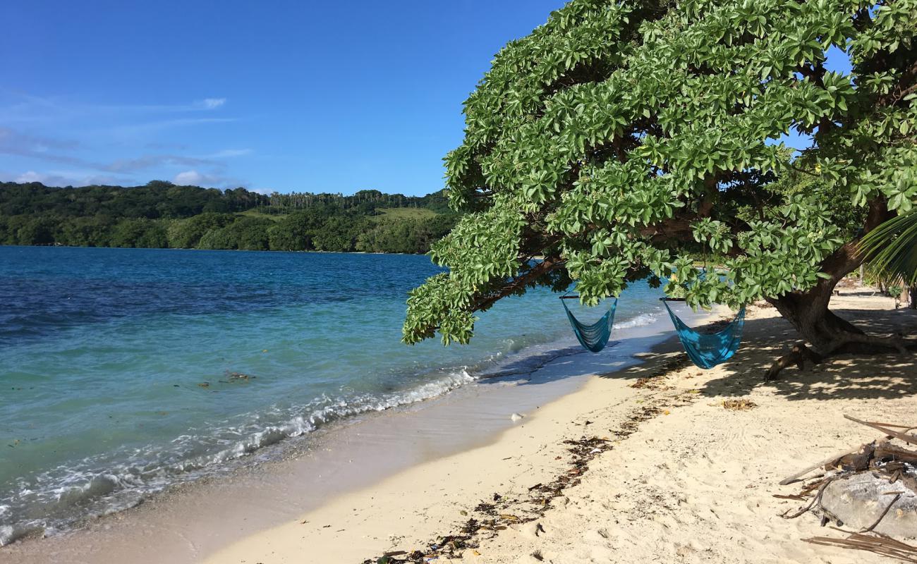 Aimbuei Bay'in fotoğrafı parlak kum yüzey ile