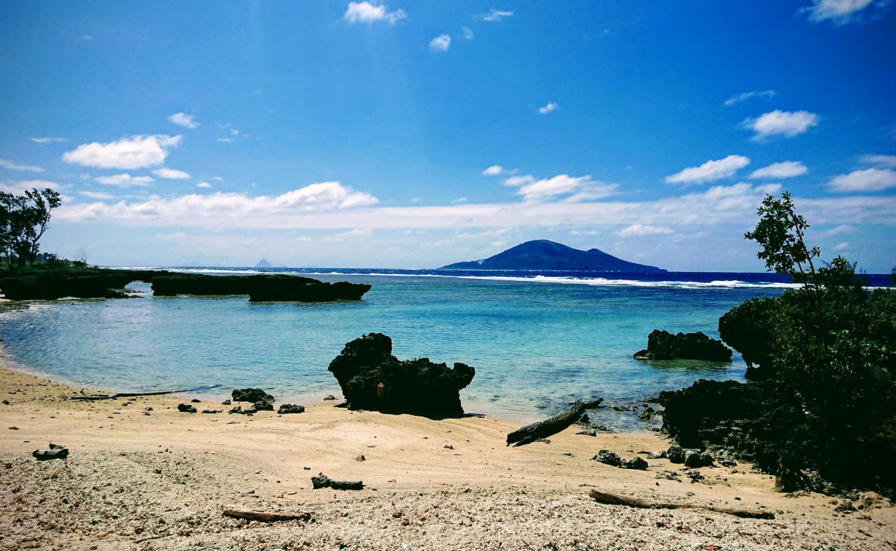 Sara Beach'in fotoğrafı bej kum ve kayalar yüzey ile
