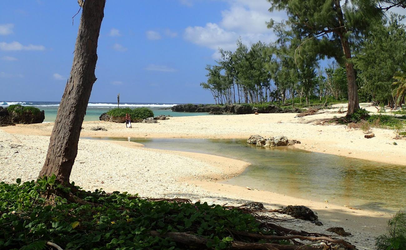 Emaal Lahkeh Nap Beach'in fotoğrafı parlak kum yüzey ile