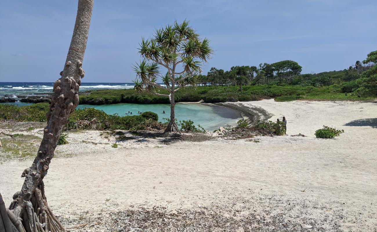 Ch-something beach'in fotoğrafı açık bej kum yüzey ile
