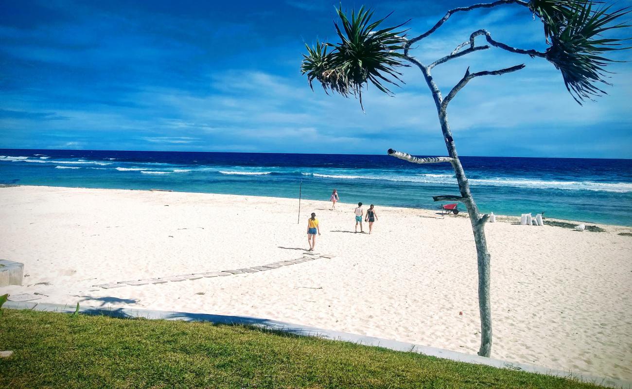 Efate beach'in fotoğrafı beyaz kum yüzey ile