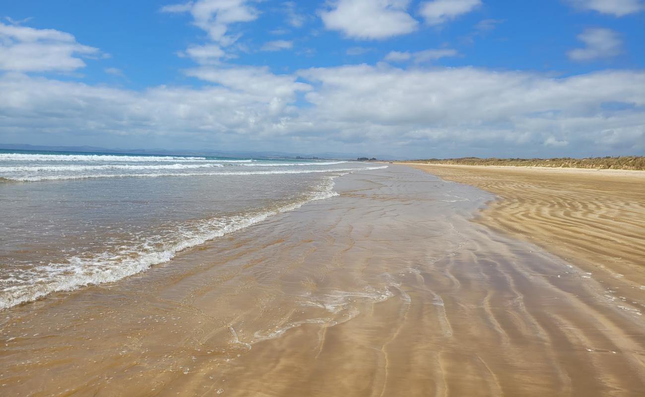 Tokerau beach'in fotoğrafı açık bej kum yüzey ile