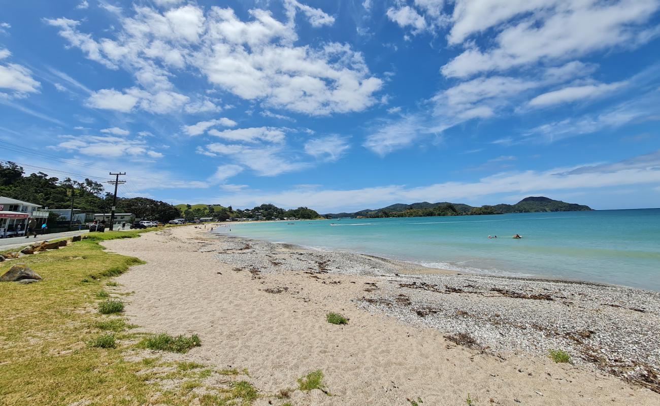 Whangaruru Beach'in fotoğrafı açık bej kum yüzey ile
