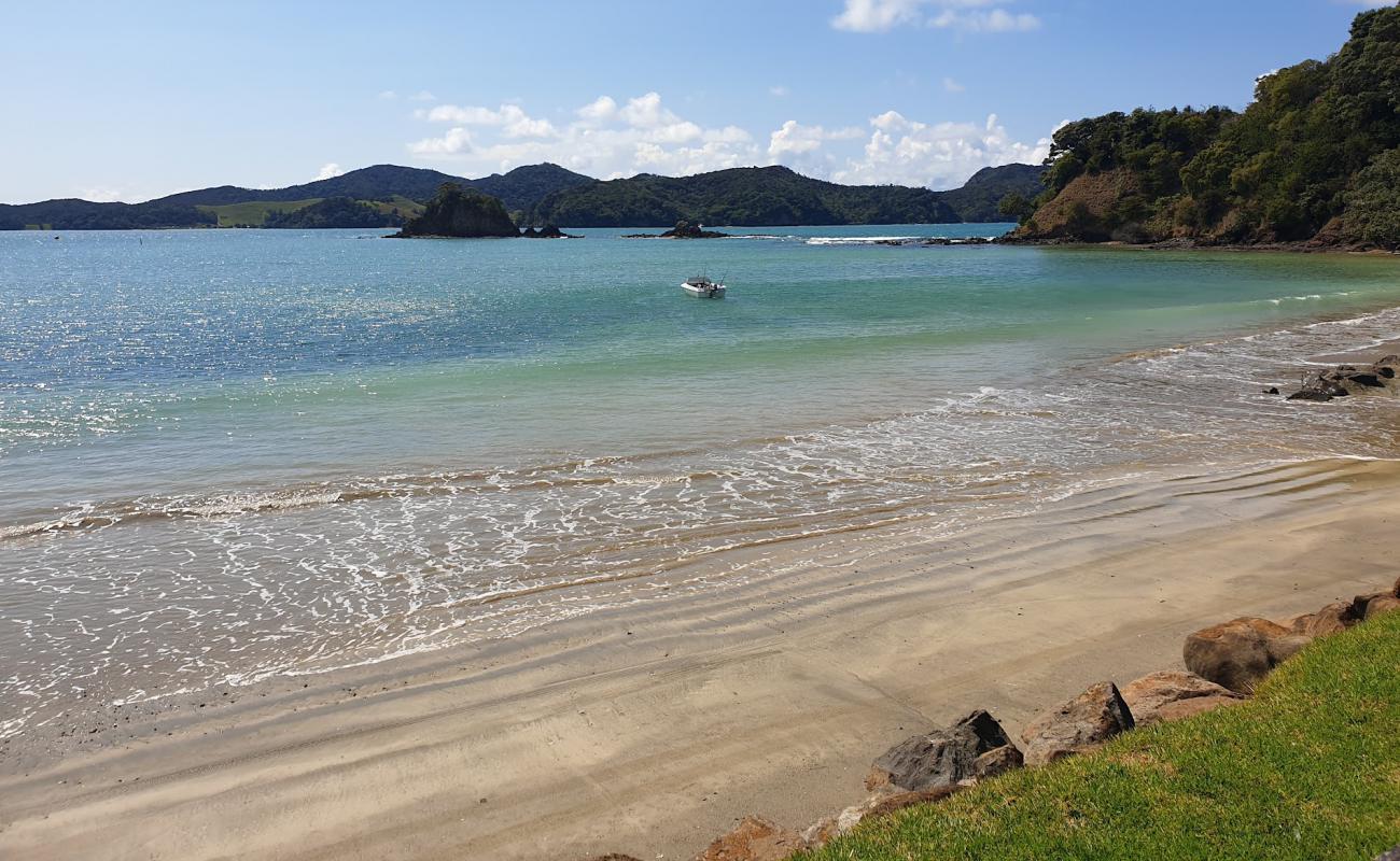 Parutahi Beach'in fotoğrafı kahverengi kum yüzey ile
