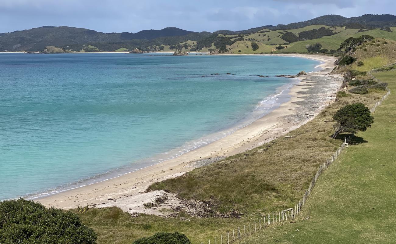 Okupe Beach'in fotoğrafı bej kum ve çakıl yüzey ile