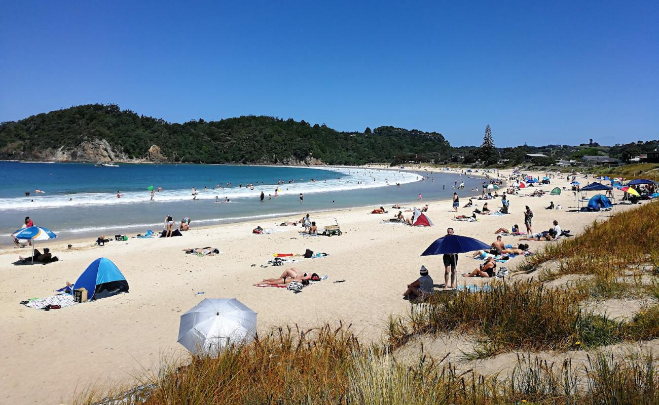 Matapouri Beach'in fotoğrafı parlak kum yüzey ile