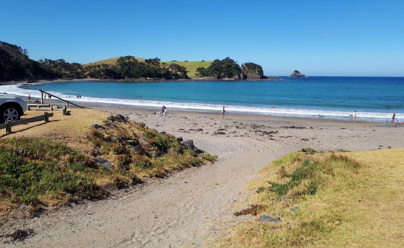 Huitau Bay Beach'in fotoğrafı açık bej kum yüzey ile