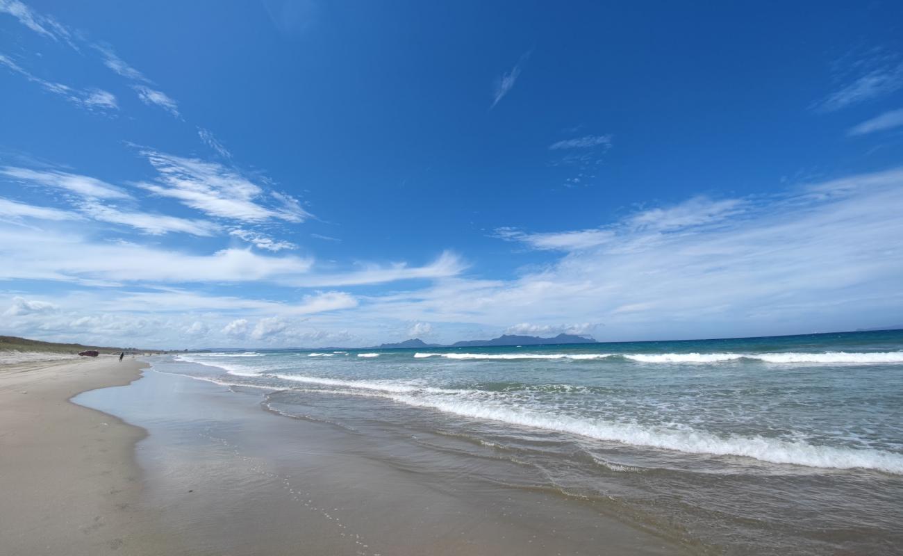 Uretiti Beach'in fotoğrafı açık bej kum yüzey ile