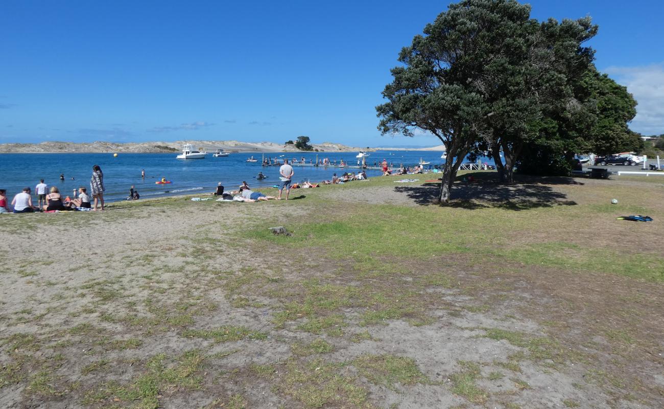 Mangawhai Beach'in fotoğrafı hafif ince çakıl taş yüzey ile