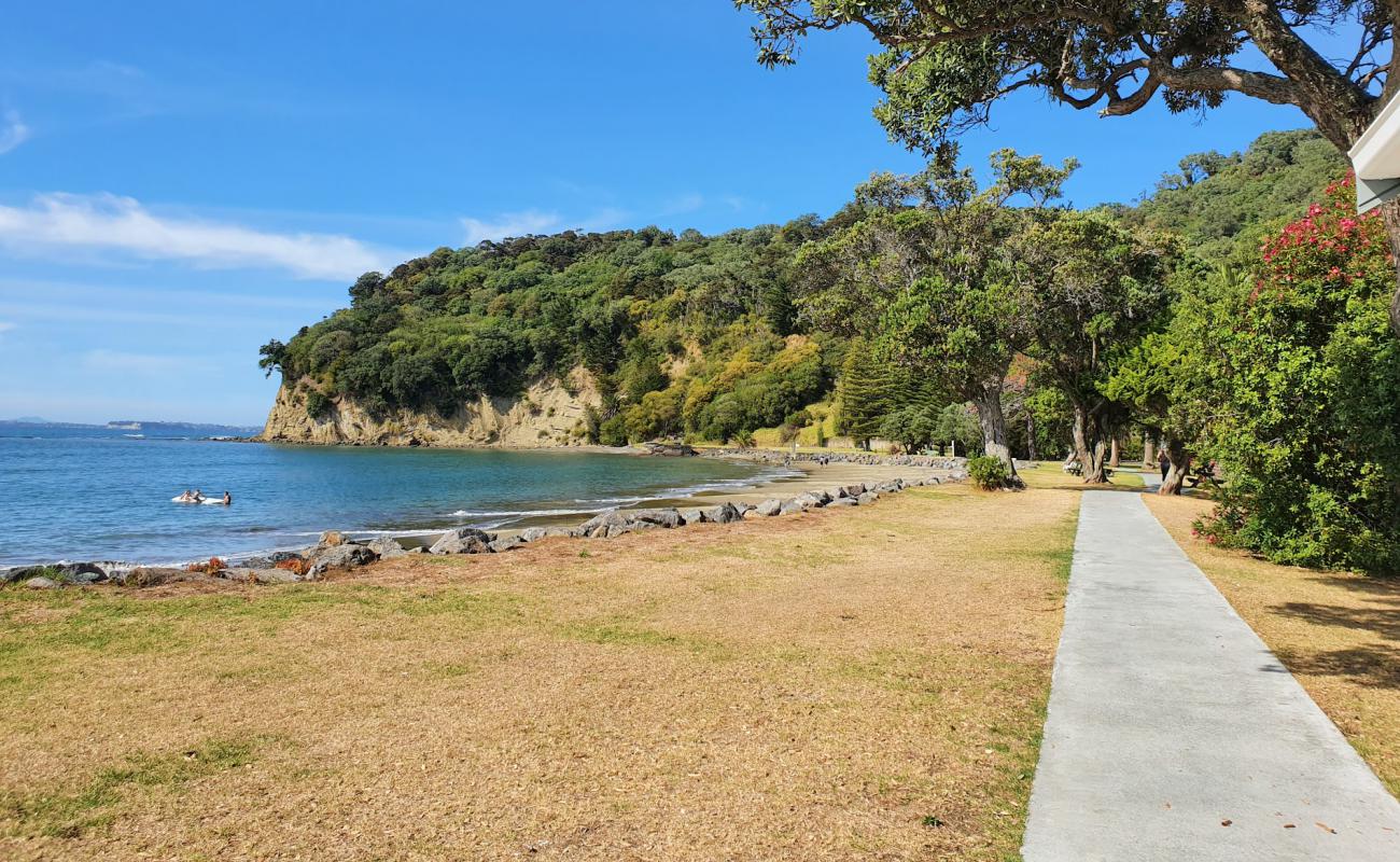Waiwera Beach'in fotoğrafı açık bej kum yüzey ile