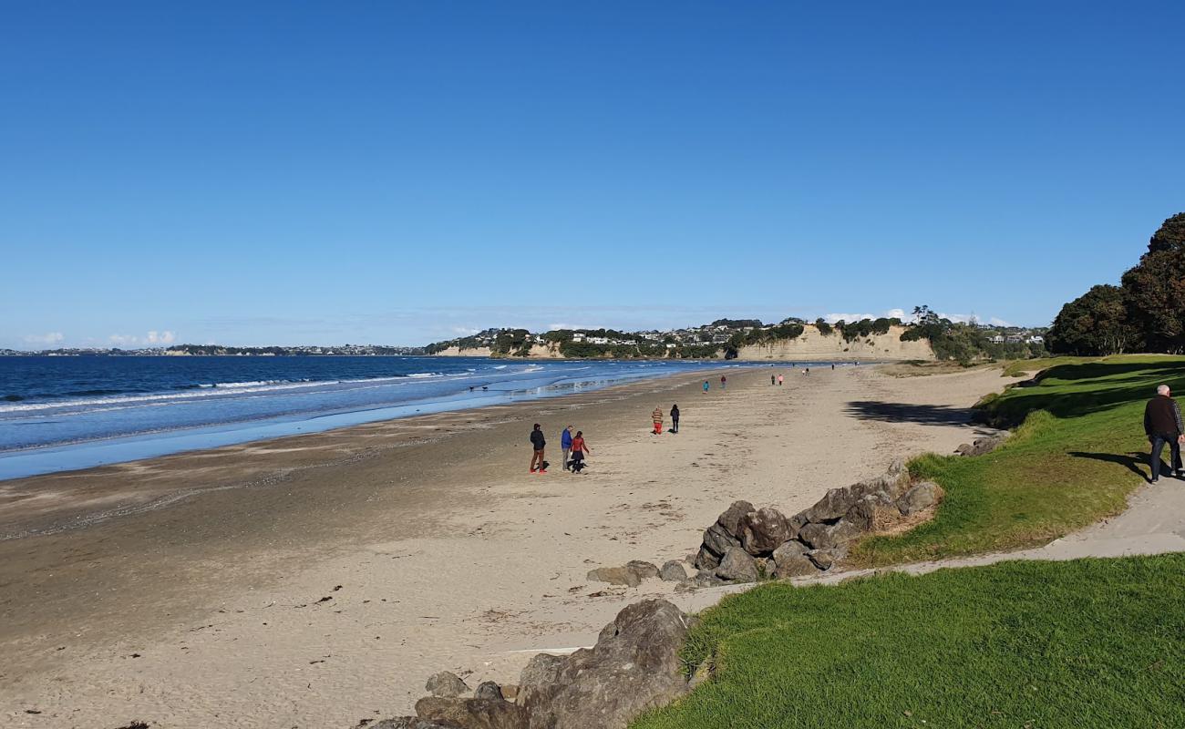 Orewa Beach'in fotoğrafı açık bej kum yüzey ile