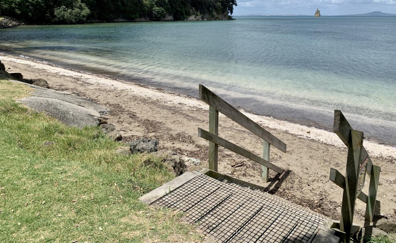 Matakatia Beach'in fotoğrafı gri kum ve çakıllar yüzey ile