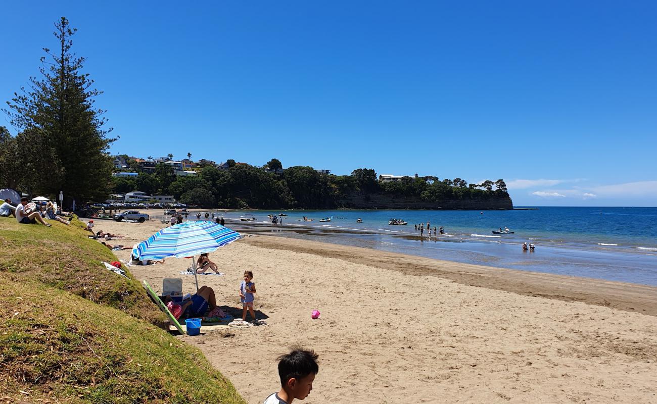 Browns Bay Beach'in fotoğrafı açık bej kum yüzey ile