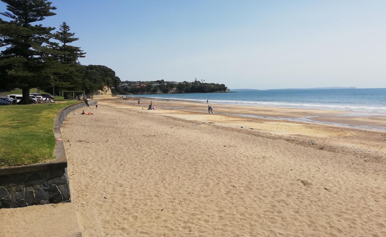 Mairangi Bay Beach'in fotoğrafı açık bej kum yüzey ile