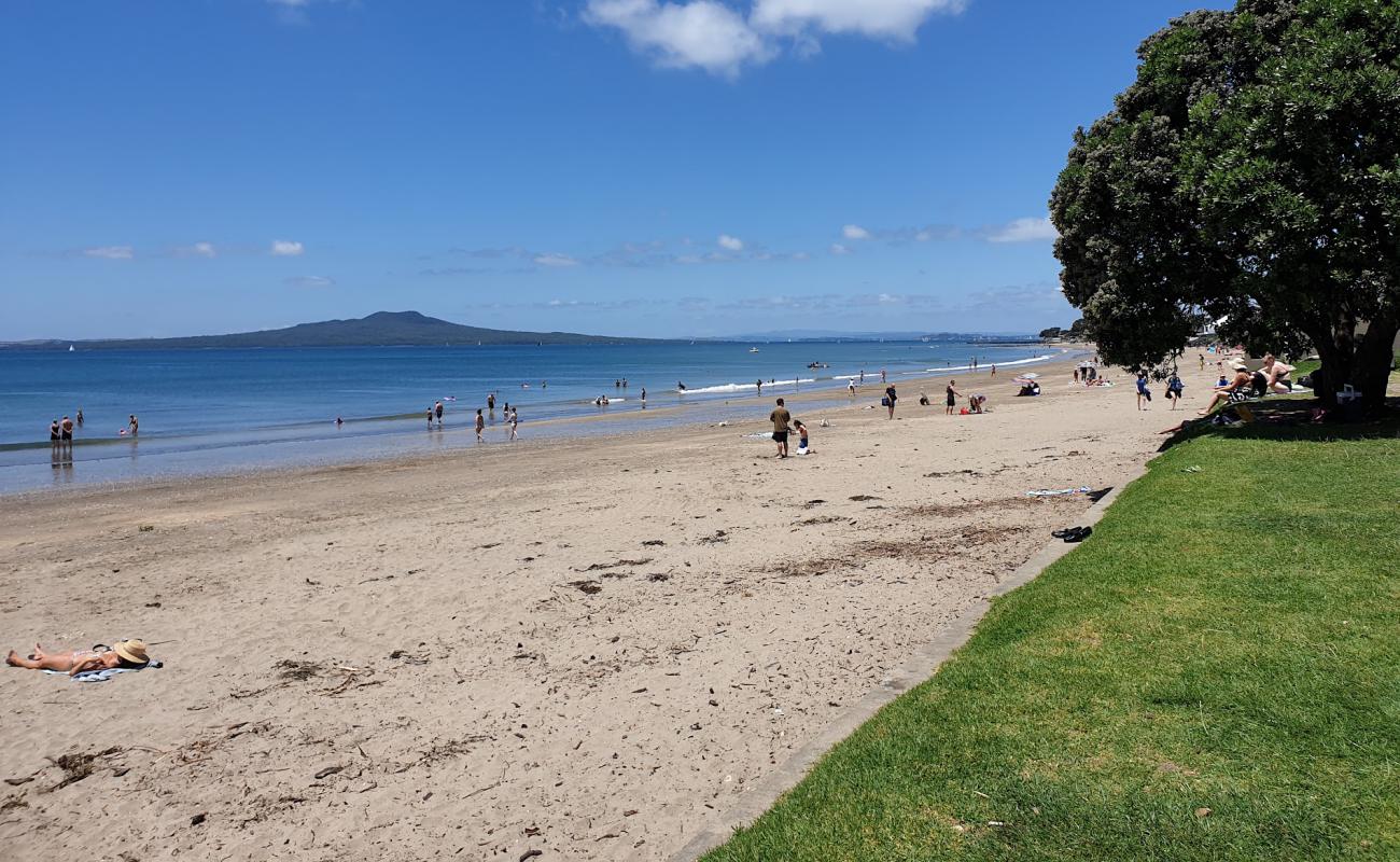 Milford Beach'in fotoğrafı açık bej kum yüzey ile
