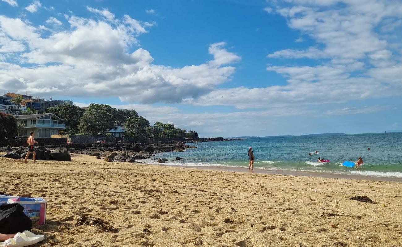 Thorne Beach'in fotoğrafı bej kum ve kayalar yüzey ile