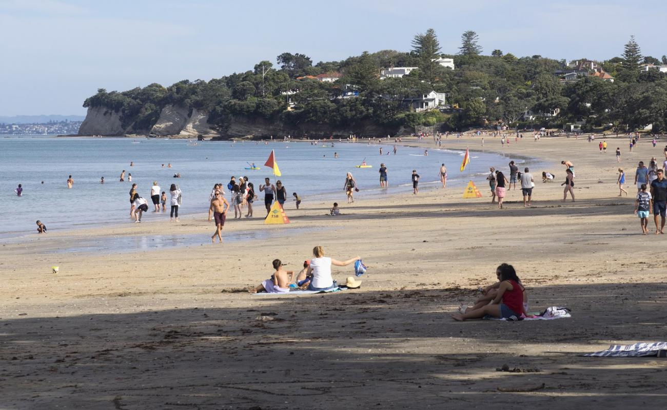 Takapuna Beach'in fotoğrafı parlak kum yüzey ile