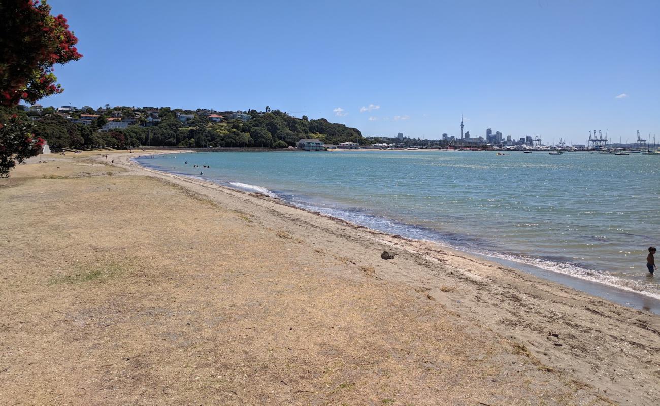 Okahu Bay Beach'in fotoğrafı parlak kabuk kumu yüzey ile