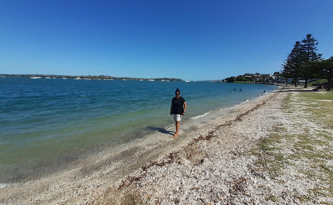 Half Moon Bay Beach'in fotoğrafı parlak kabuk kumu yüzey ile