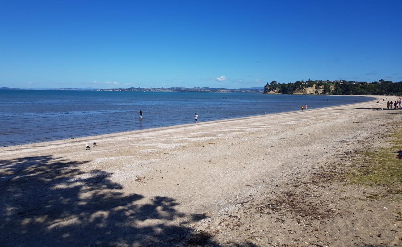 Eastern Beach'in fotoğrafı bej kabuklu kum yüzey ile