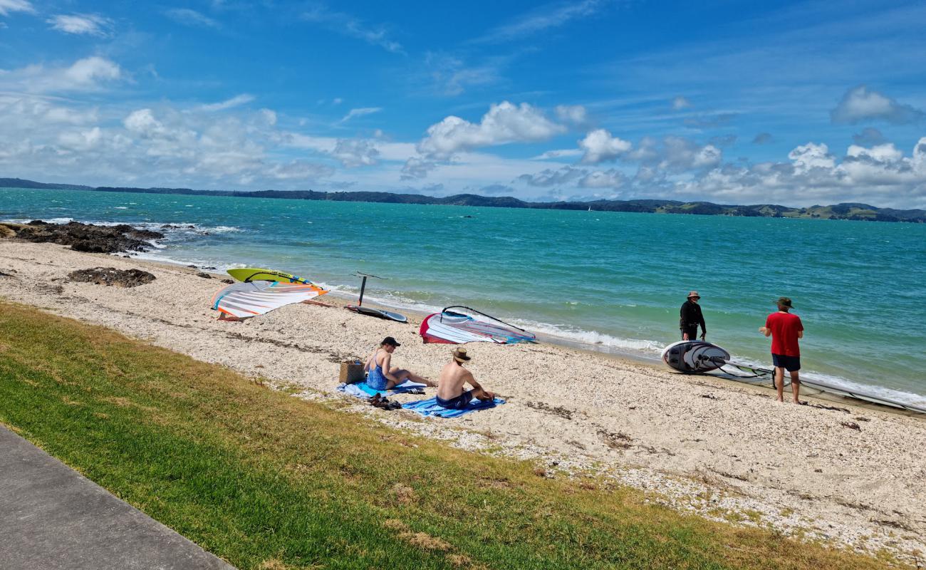 Te Pene Beach'in fotoğrafı küçük bej çakıl yüzey ile