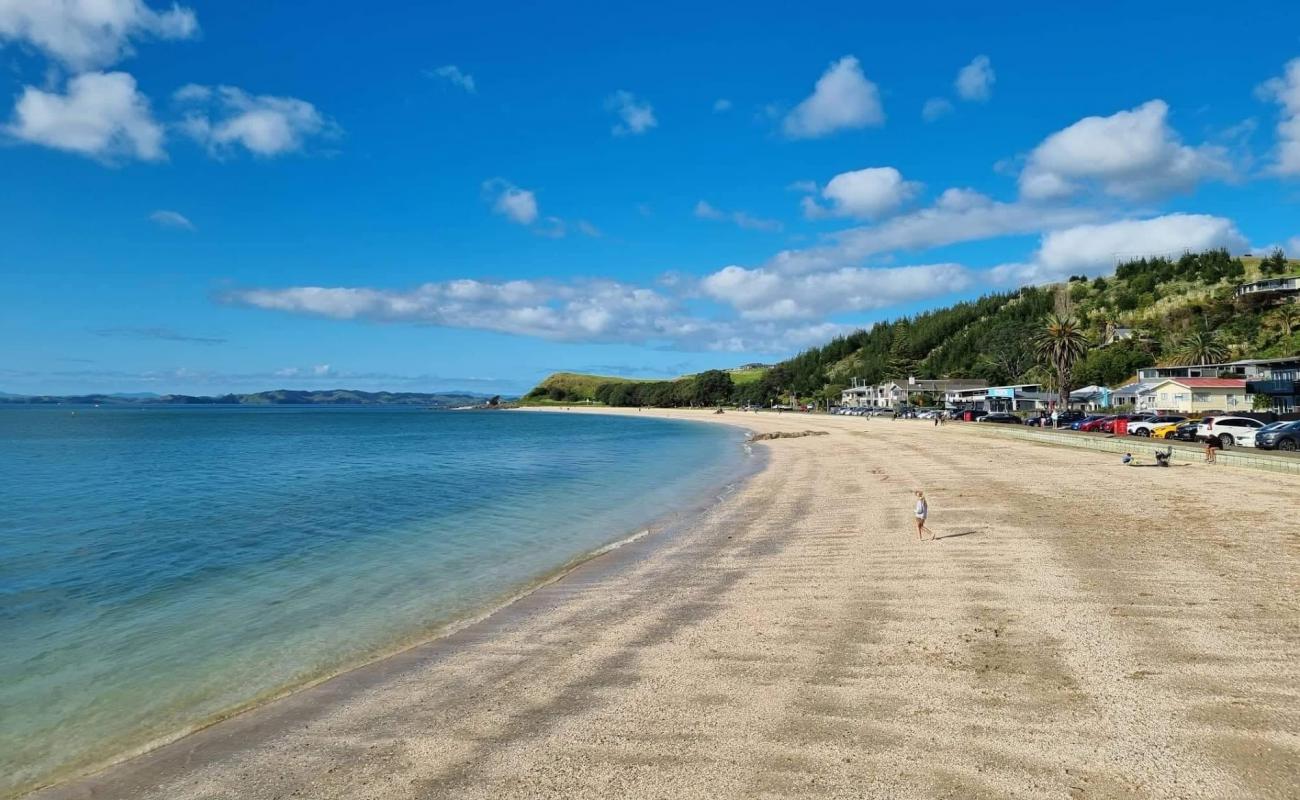 Maraetai Beach'in fotoğrafı bej kabuklu kum yüzey ile