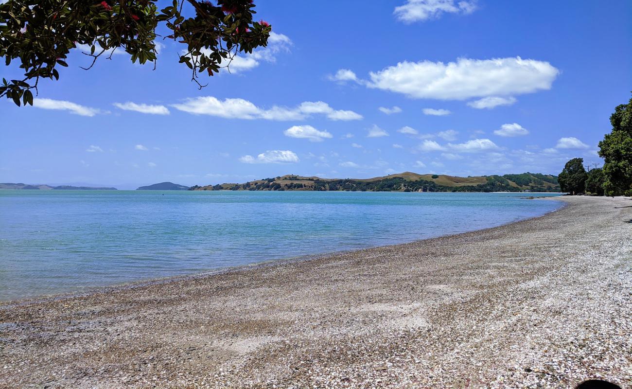 Maraetai Coast Beach'in fotoğrafı parlak kum yüzey ile