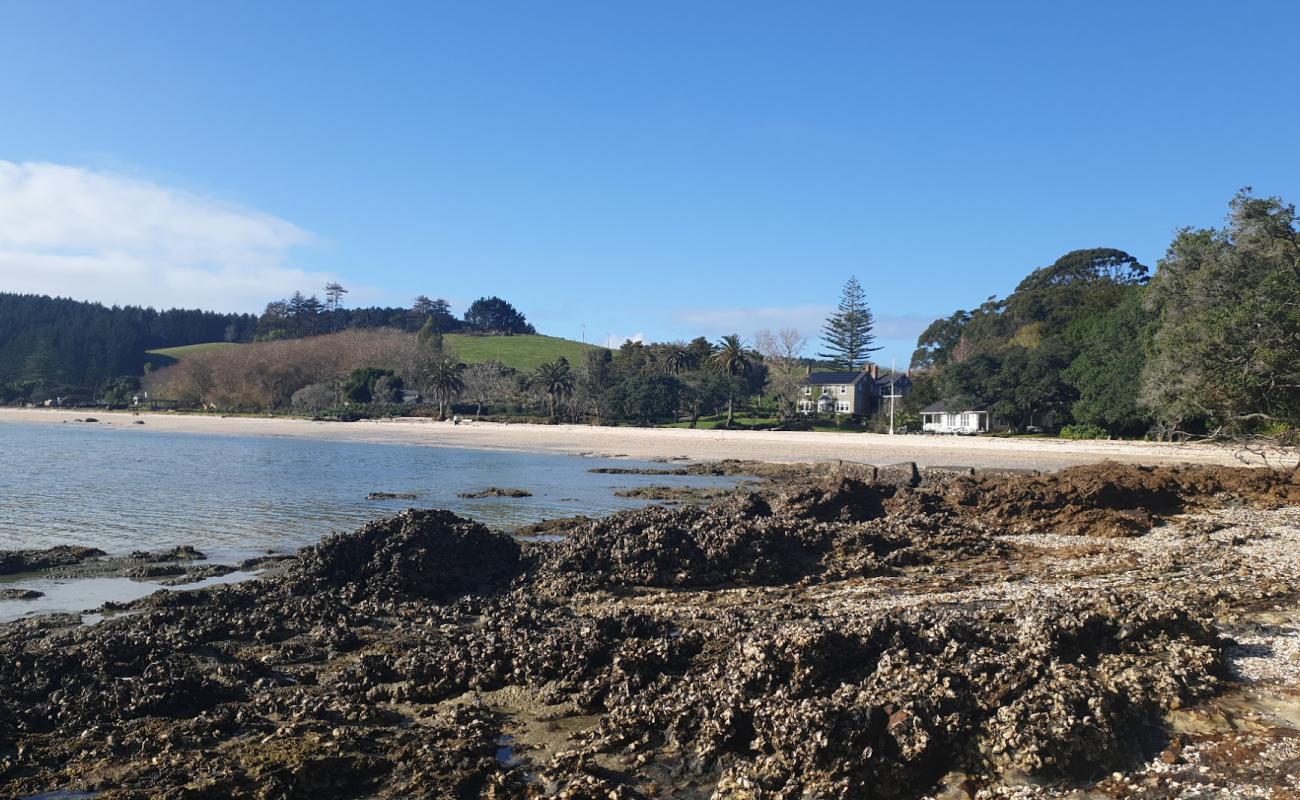 Wairoa Bay'in fotoğrafı küçük bej çakıl yüzey ile