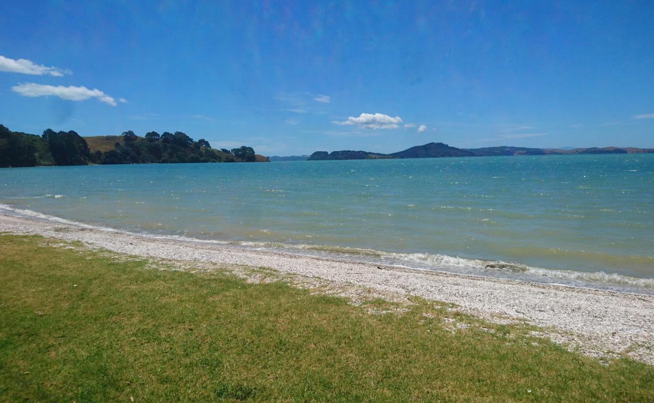 Kawakawa Bay'in fotoğrafı küçük bej çakıl yüzey ile