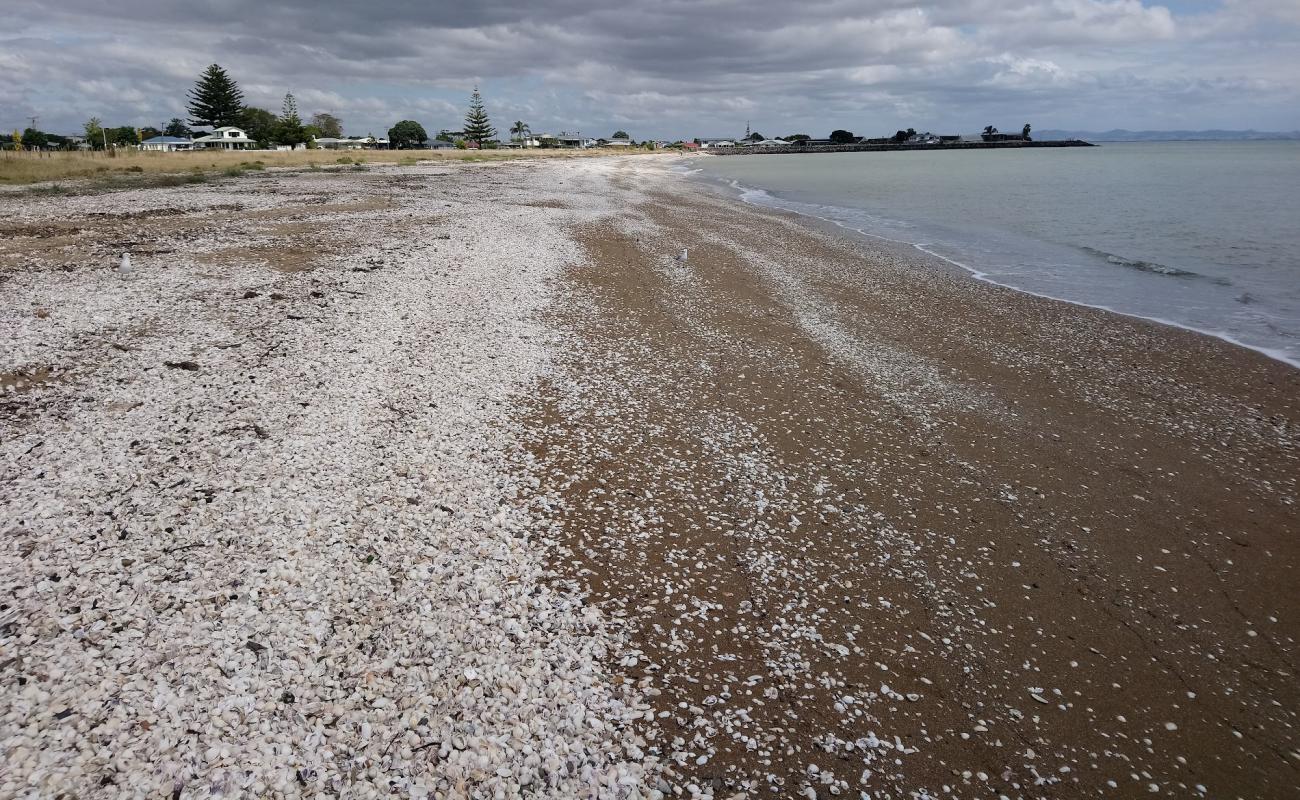 Kuranui Bay'in fotoğrafı küçük bej çakıl yüzey ile