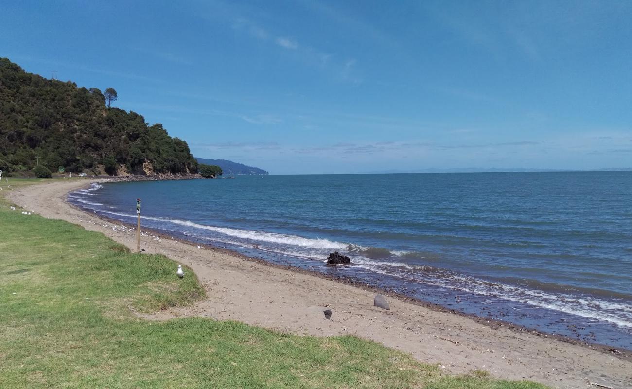 Tapu Beach'in fotoğrafı siyah kum ve çakıllar yüzey ile