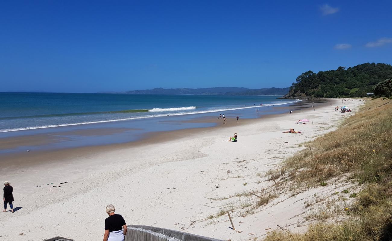 Whangapoua Beach'in fotoğrafı i̇nce bej kum yüzey ile