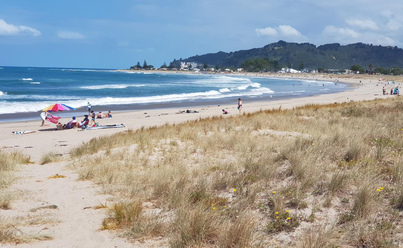 Whangamata Beach'in fotoğrafı parlak kum yüzey ile