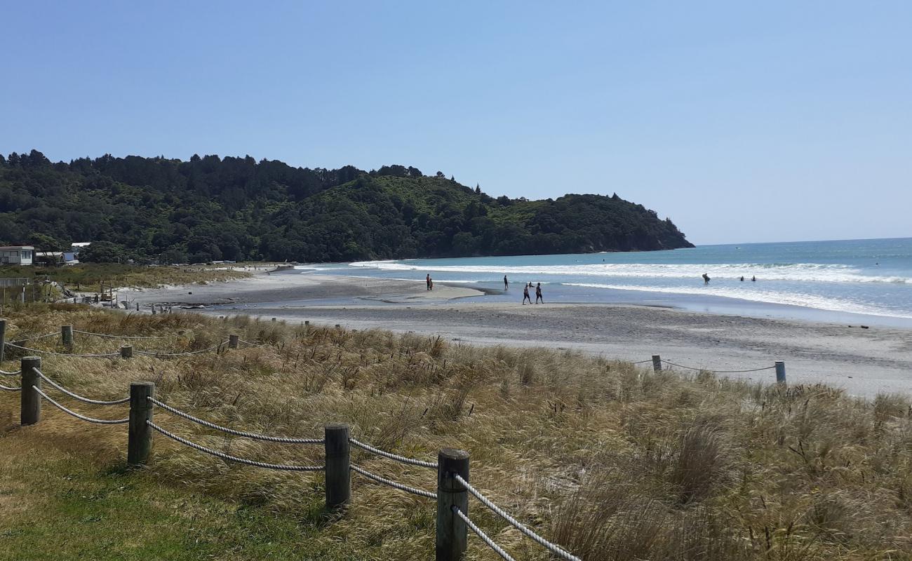 Waihi Beach'in fotoğrafı gri kum yüzey ile