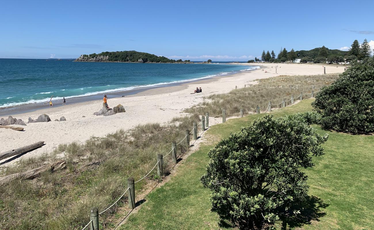 Maunganui Beach'in fotoğrafı parlak kum yüzey ile