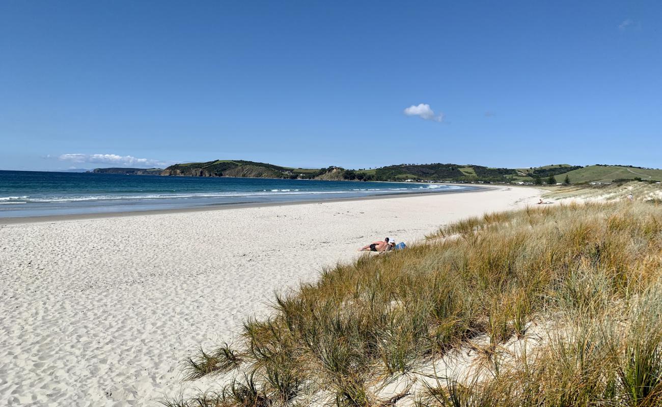 Papamoa Beach'in fotoğrafı açık bej kum yüzey ile