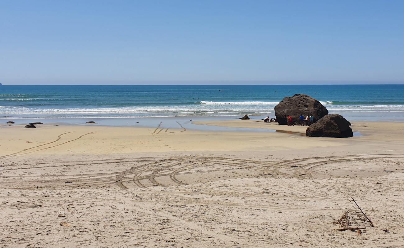 Newdicks Beach'in fotoğrafı açık bej kum yüzey ile