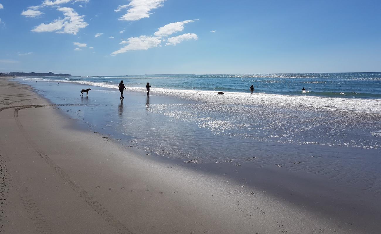 Poutuia Beach'in fotoğrafı parlak kum yüzey ile