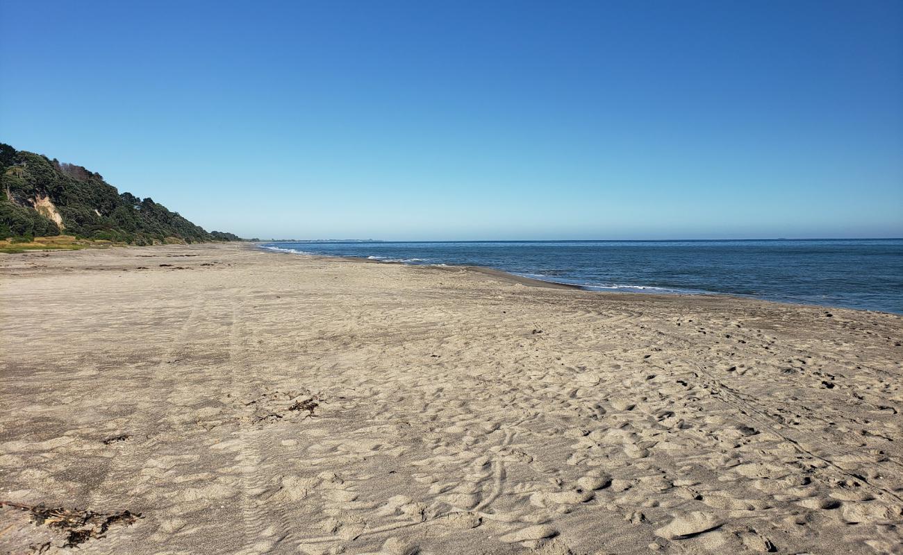 Pikowai Beach'in fotoğrafı açık bej kum yüzey ile
